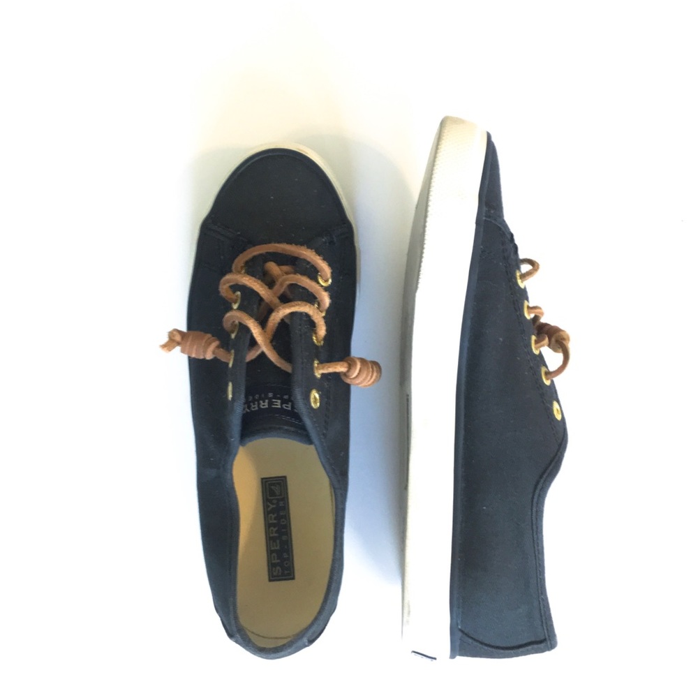 Worn once Sperry lace up shoe.